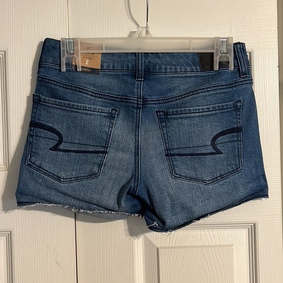 AMERICAN EAGLE Size 2 NWT Shortie Low Rise Stretch Denim Jean Shorts Raw Hem - Picture 3 of 9